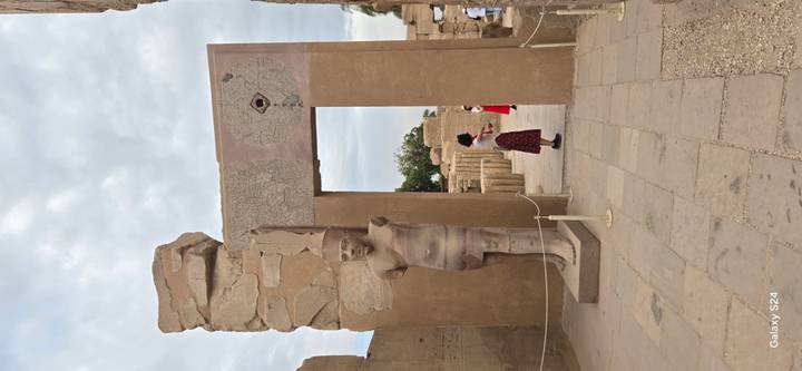 Tourist, der durch einen alten Tempeleingang geht.