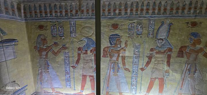 Detaillierte Hieroglyphen an einer Wand gemalt.