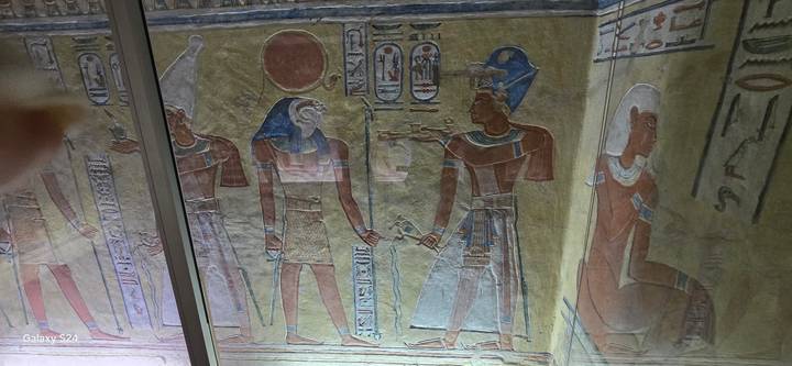 Wandmalerei antiker ägyptischer Figuren.