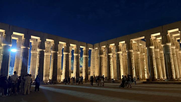 Columnas de un templo antiguo iluminadas por la noche.