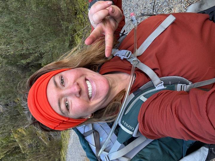 Retrato de una persona con equipo de senderismo.