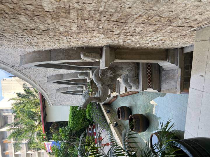 Estatuas decorativas de elefantes en un patio moderno.