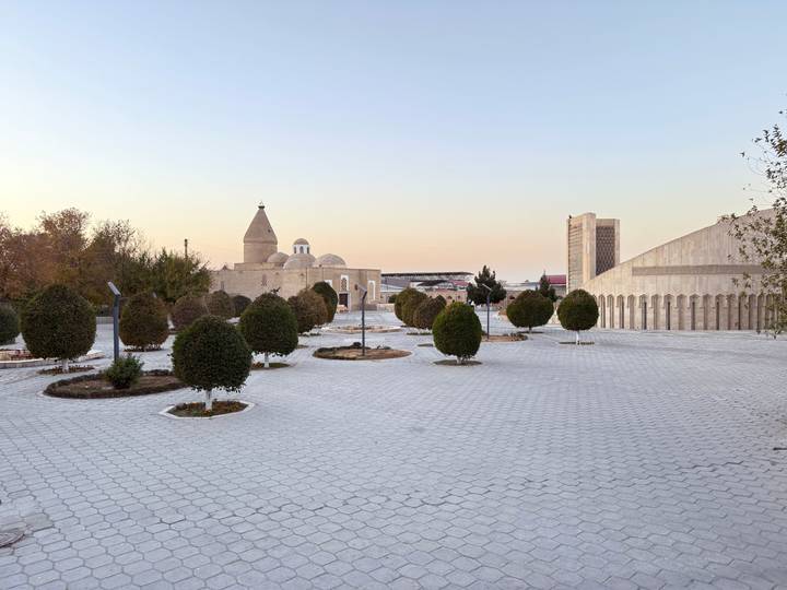 Une vue large d'un site architectural avec un jardin.