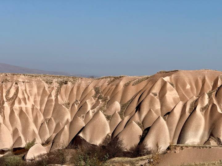 Formaciones rocosas únicas en un paisaje desértico.