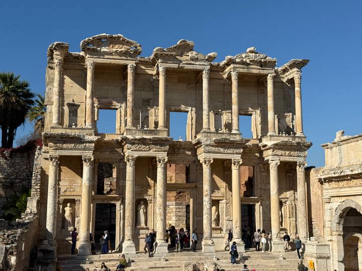 Fachada de una biblioteca antigua con estatuas.