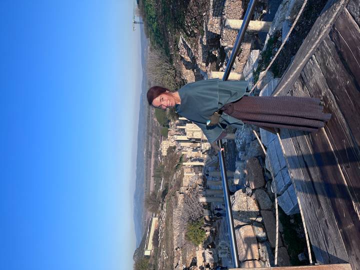 Una persona contemplando un sitio arqueológico.