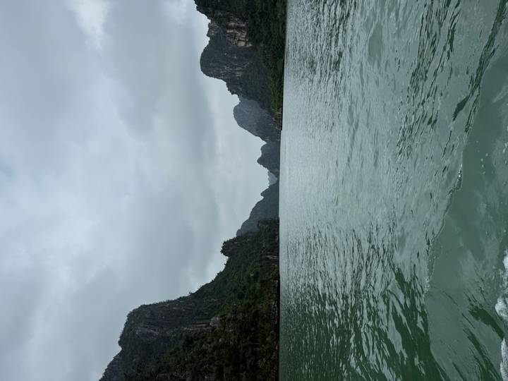 Paysage aquatique avec des collines rocheuses en arrière-plan.