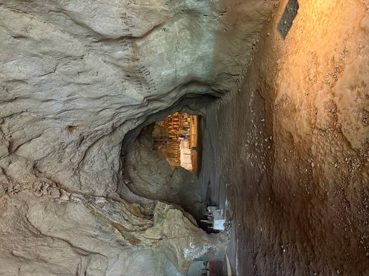 Intérieur de grotte avec formations rocheuses naturelles.