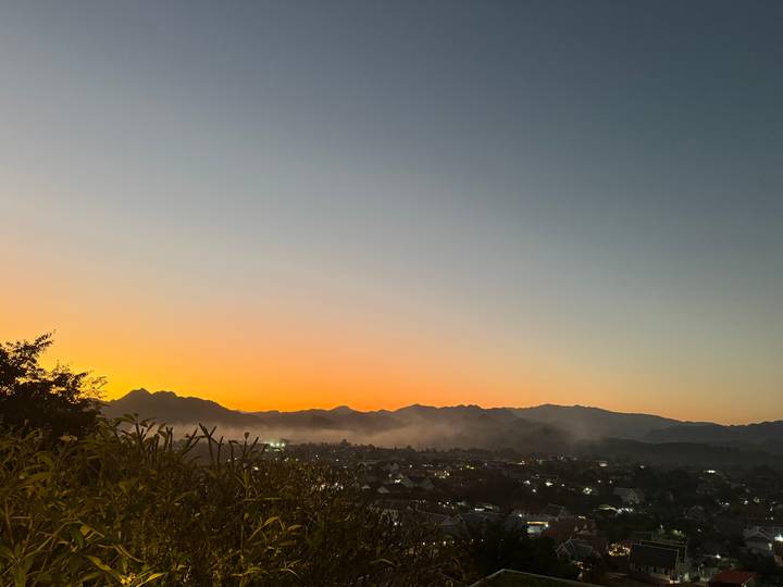Vue du coucher de soleil sur un paysage montagneux.
