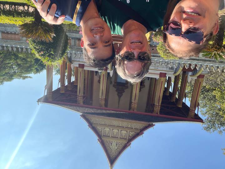 Gruppe von Menschen vor einem Tempelgebäude.