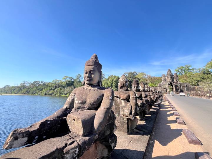Brücke bewacht von Steinstatuen in der Nähe von Siem Reap.