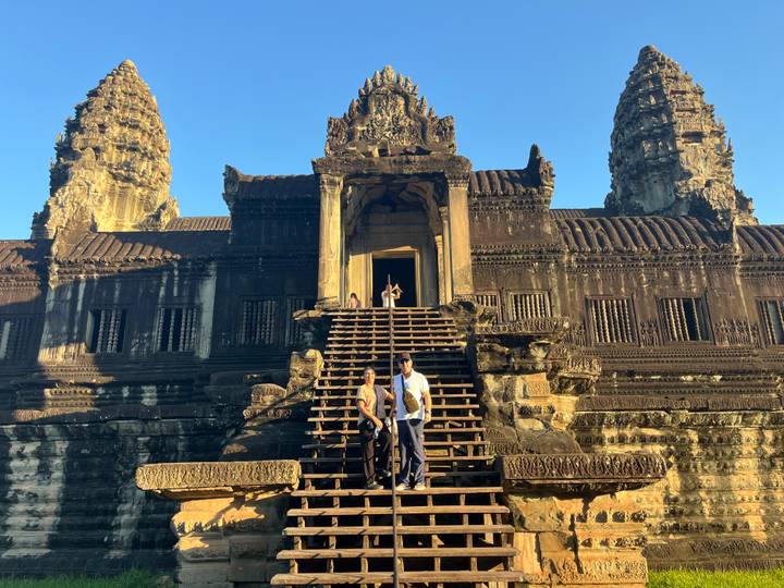 Menschen, die Treppen zu einem alten Tempel in Angkor Wat hinaufsteigen.