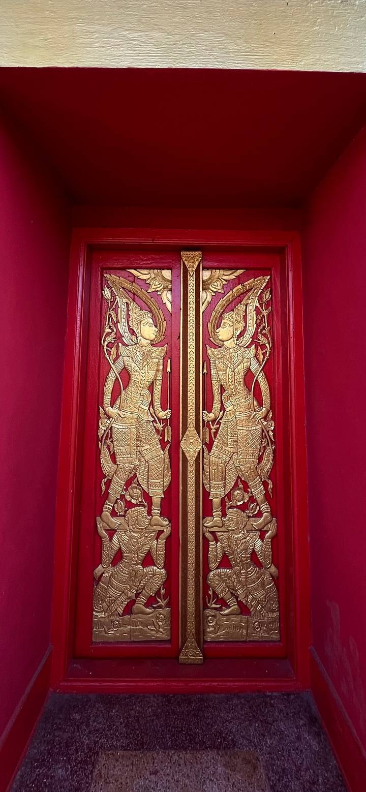 Sierlijk gesneden deur met traditionele ontwerpen.