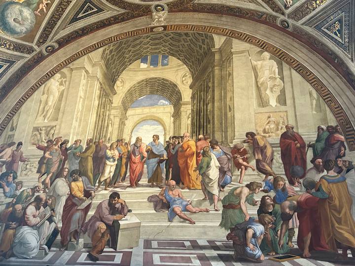 Pintura al fresco que representa figuras clásicas en un arco.