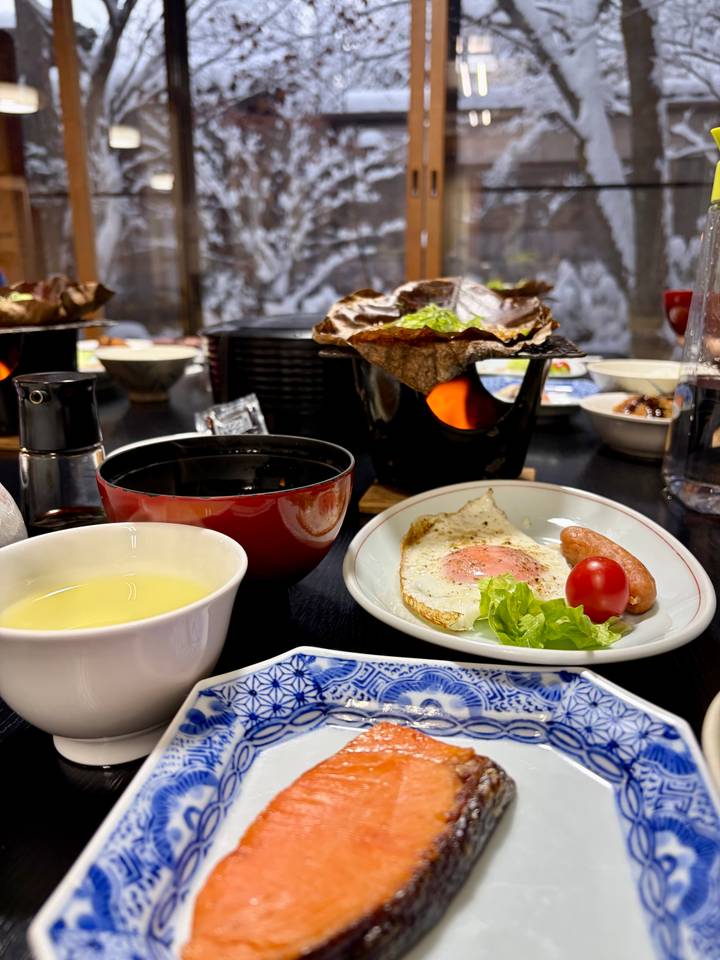 Traditionelles japanisches Frühstück mit verschiedenen Gerichten.