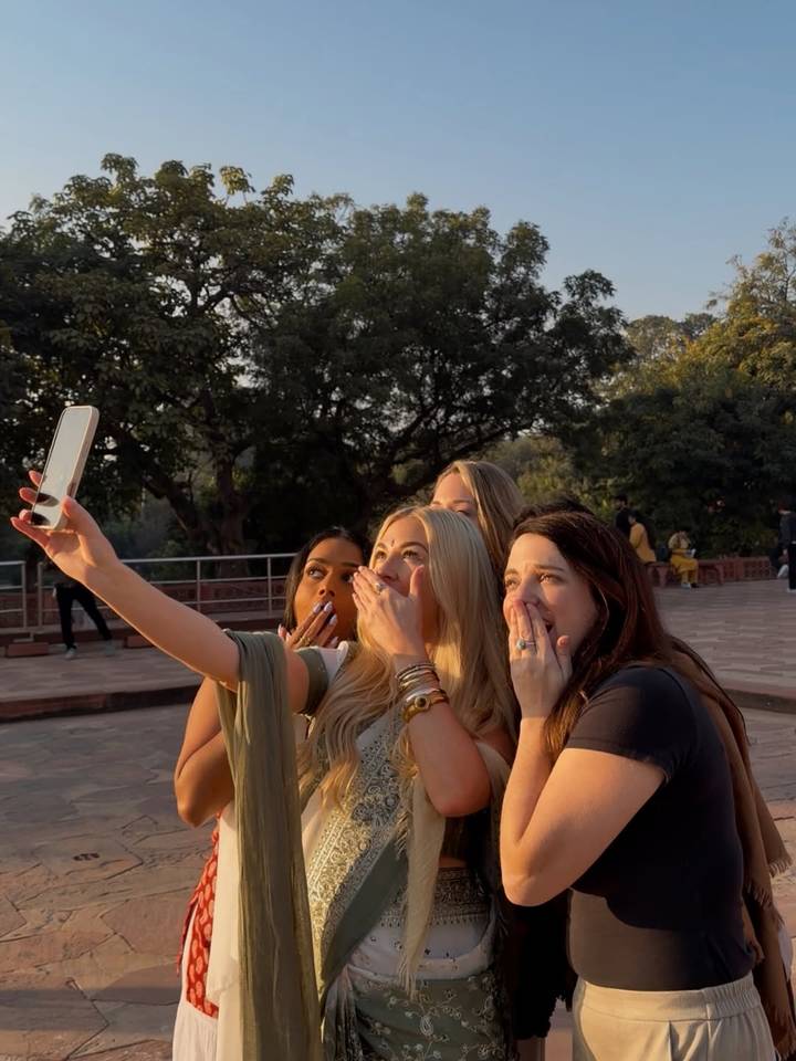 Mensen die een selfie maken, kijken verrast.