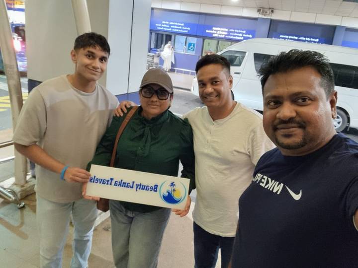 Gruppe von Menschen, die ein Selfie in lässiger Kleidung machen