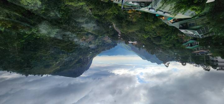 Malerische Berglandschaft mit einer kurvenreichen Straße