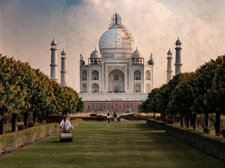 Taj Mahal vu de loin avec des gens au premier plan.