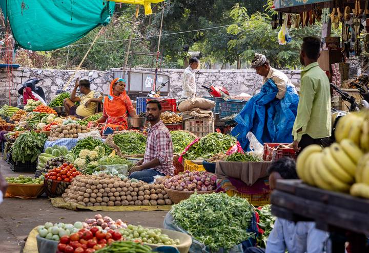 Marché animé avec des vendeurs qui vendent des produits frais.