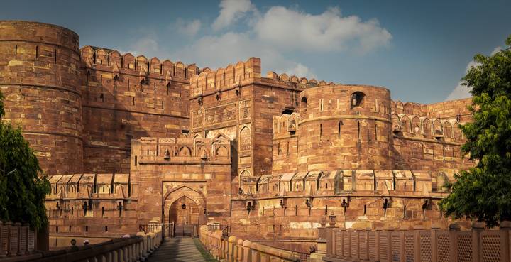 L'architecture impressionnante en grès rouge du Fort d'Agra sous un ciel bleu.