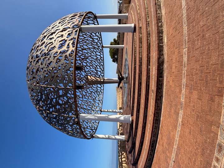 Metalen koepelstructuur met open lucht.