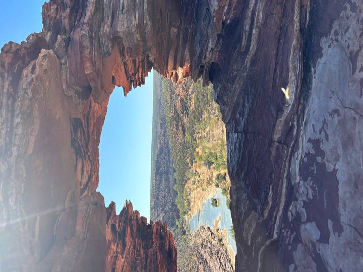 Rotsformatie met uitzicht door een natuurlijk raam.