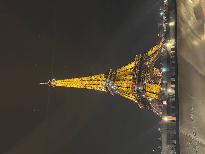 De Eiffeltoren prachtig verlicht in de nacht.