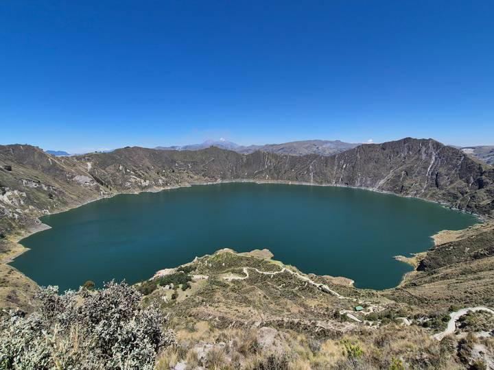 Luchtfoto van kratermeer Quilotoa omringd door bergen.