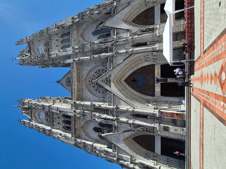 Historische basilieektoren met mensen aan de voet.