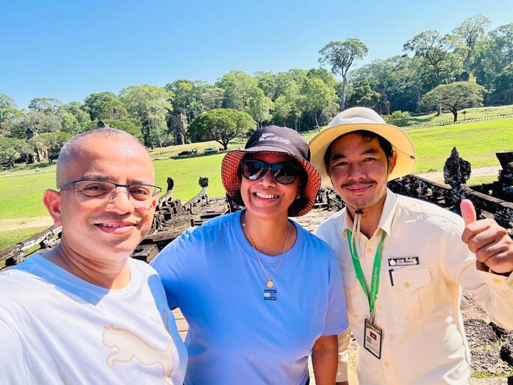 Tres personas tomándose una selfie en un entorno de parque.