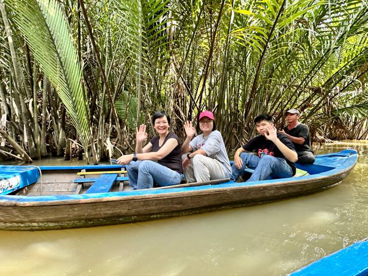 Grupo disfrutando un paseo en bote en un entorno selvático.