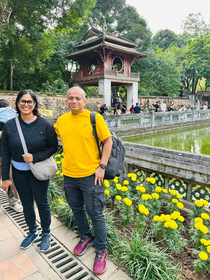 Visitantes explorando un sitio histórico junto al agua.