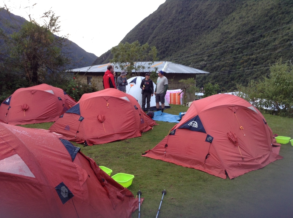 Un camping avec des tentes rouges installées dans une zone pittoresque.