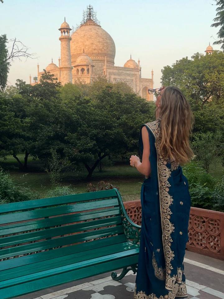 Individu regardant vers le haut assis dans un parc avec des arbres.