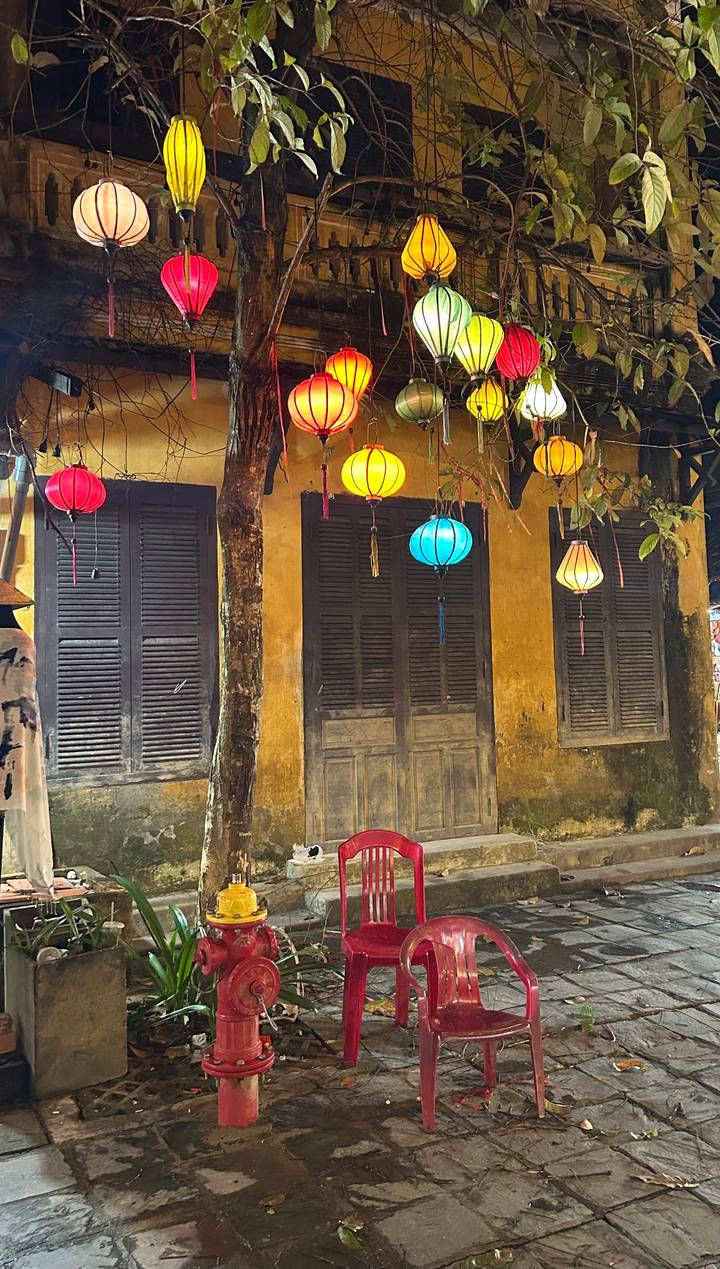 Edificio con faroles coloridos en una calle de Vietnam.