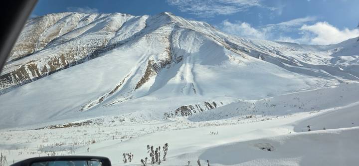 Paisaje nevado con montañas.
