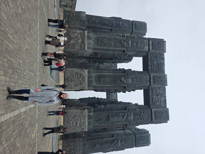 Persona en la Crónica de Georgia con otros alrededor.