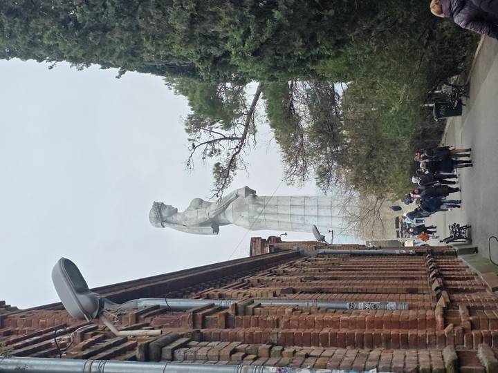 Estatua famosa con gente alrededor.