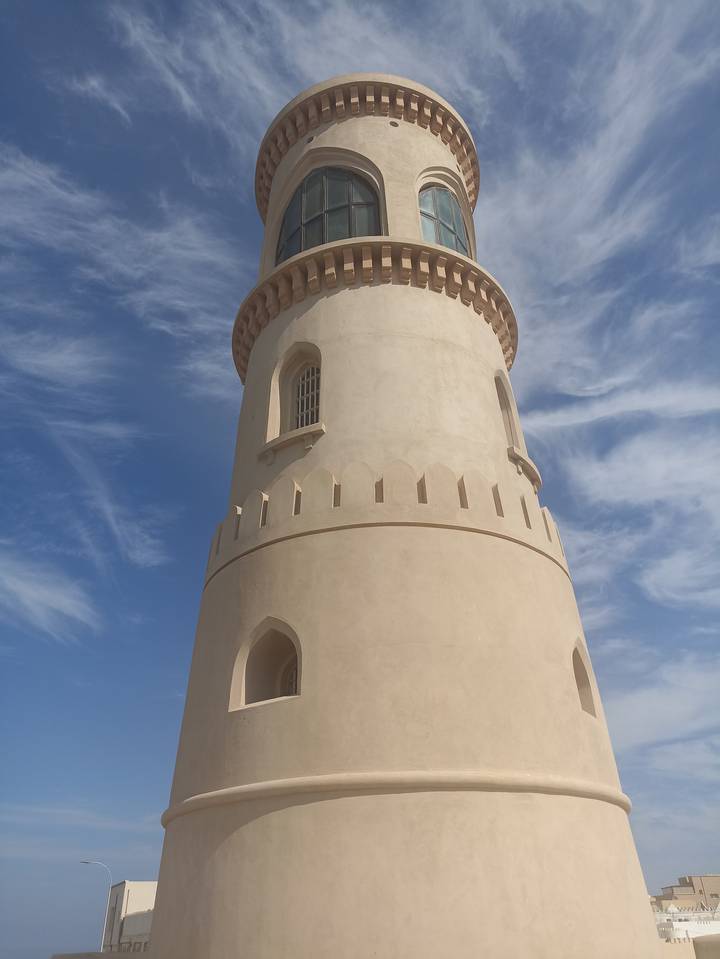 Tour de guet historique avec un ciel bleu clair.