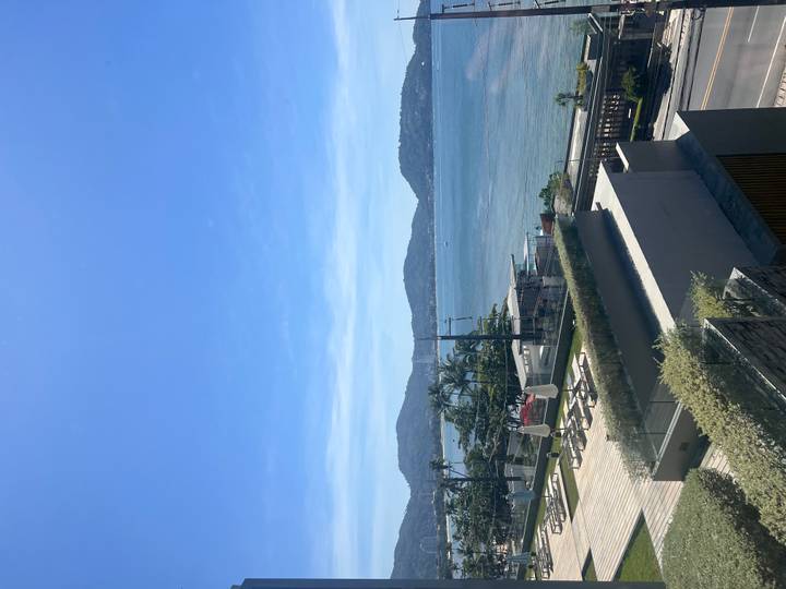 Vue côtière avec océan et ciel bleu.