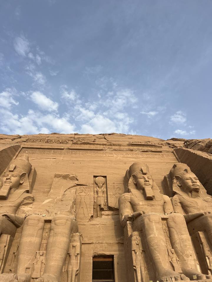 Façade de temple avec de grandes statues sculptées.