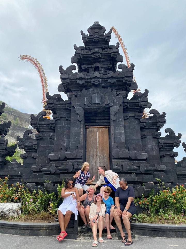 Couple posant près d'un ancien temple de pierre.