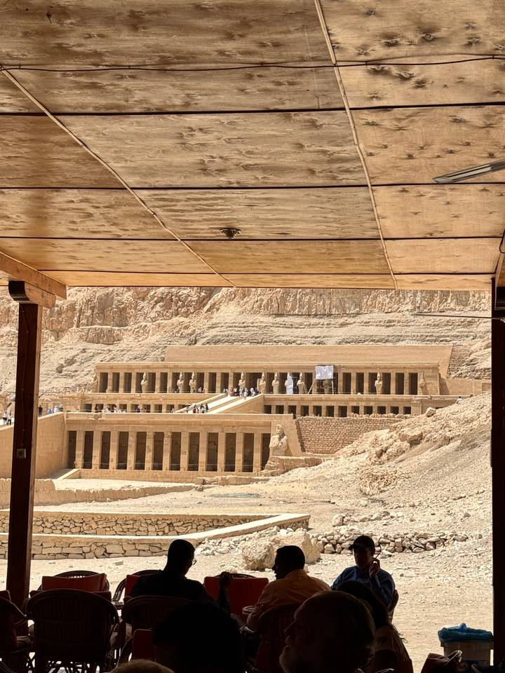 Structures de temples anciens vues depuis une plateforme en bois.
