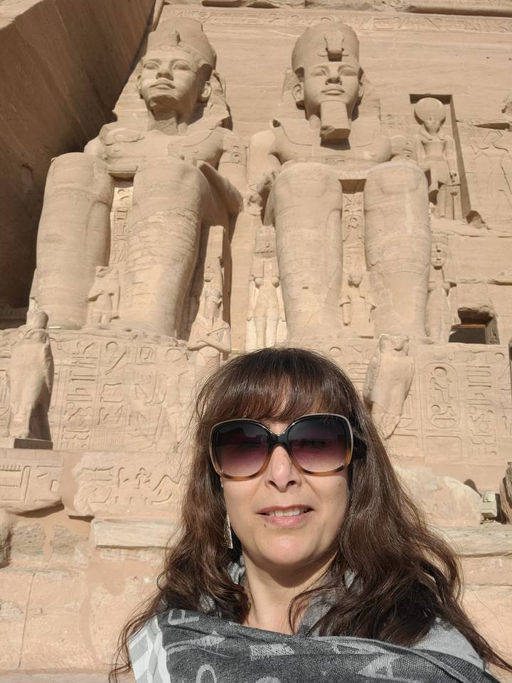 Personne debout devant des sculptures de l'Égypte antique.