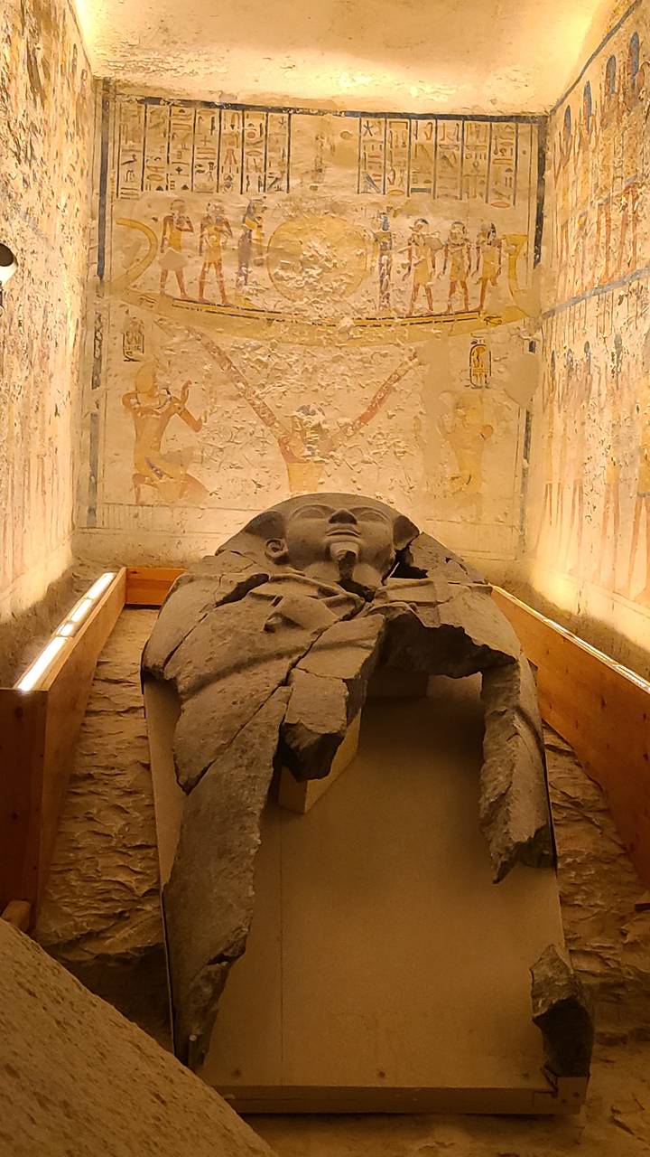 Intérieur d'un tombeau antique avec des hiéroglyphes.