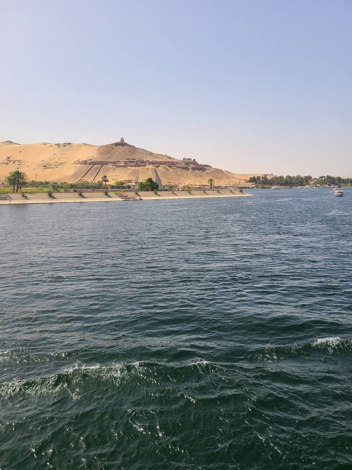 Rivière avec un paysage désertique visible en arrière-plan.