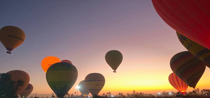 Montgolfières dans le ciel au coucher du soleil.