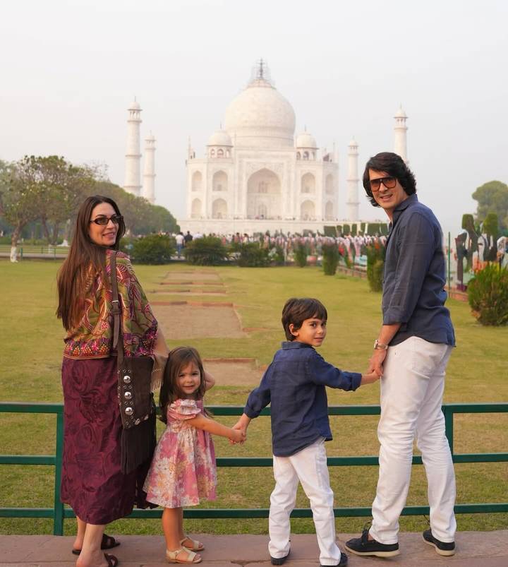 Famille posant devant le Taj Mahal.