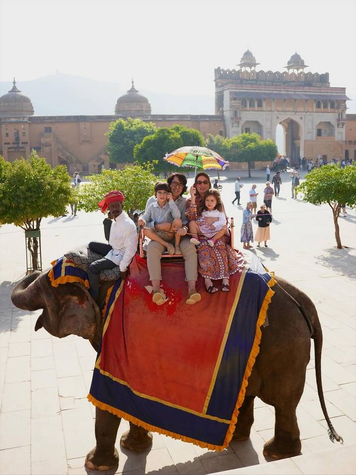 Famille montant un éléphant avec un guide.